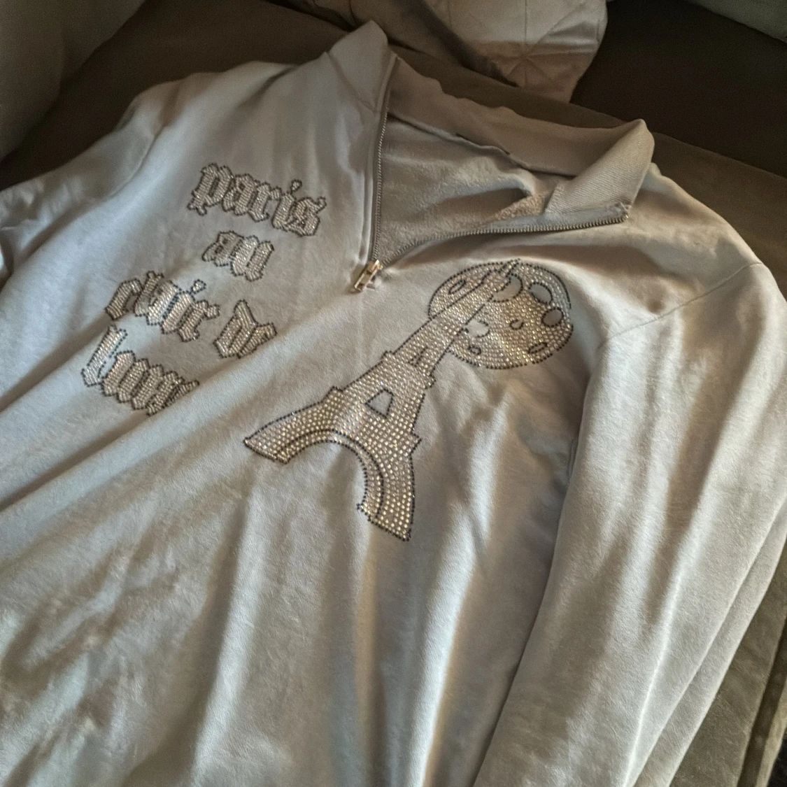 Ljusgrå half zip hoodie med strass