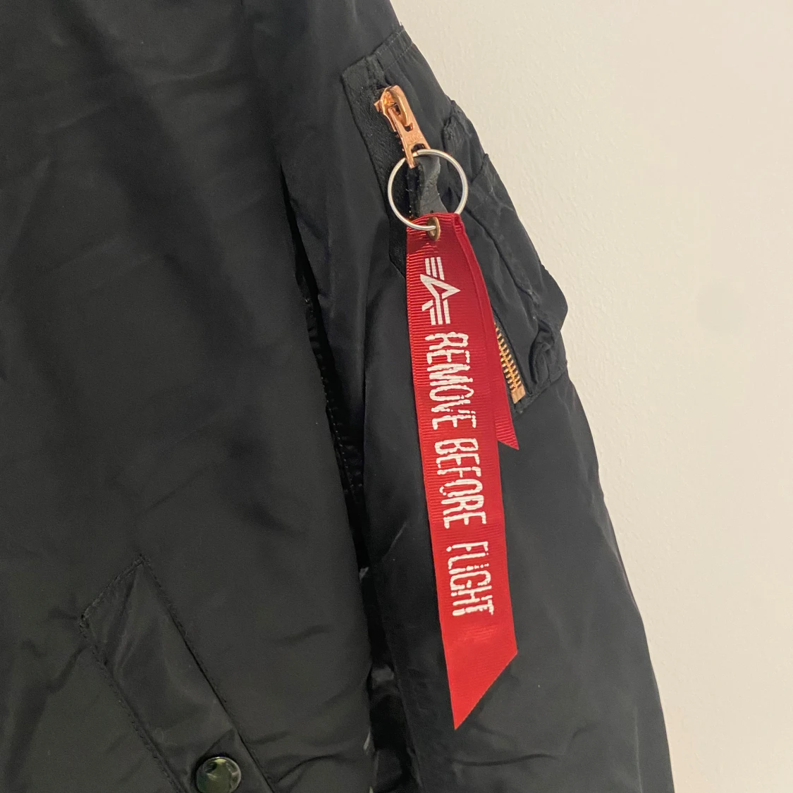 Svart bomberjacka Alpha Industries - 2