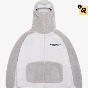 Fleece jacka från more money more love - Super snygg jacka helt ny med lappar på och allt. Endast provad en gång. Säljes då den är för stor för mig. Kom privat för mer bilder och mått om önskas.