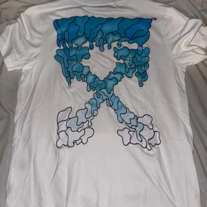 Off white thsirt - Fräsh och ny off white thsirt. Skriv via intresse, kan sänka priset lite via snabb affär.
