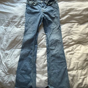 Blå jeans - Säljer dessa jeans från Gina. Dom har låg midja (inte super låg). Dom har en slitning på båda benen då jag har gått sönder dom därför priset, resten av byxorna är dock i bra skick 