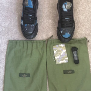 Valentino rockrunners  - Säljer mina valentino rockrunners då jag inte har något behov av de längre allt i bilderna tillkommer 