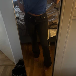 Svarta bootcut jeans från 157 - Säljer ett par svarta bootcut jeans från lager 157. De har klassisk femficksdesign, medel  midja och är i stretchigt jeanstyg som sitter snyggt över höfterna och låren. Perfekta om du gillar en lite utsvängd look nertill.