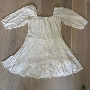 Vit kortklänning från ChicMe  - Supersöt vit kortklänning från ChicMe i storlek XL. Klänningen har trekvartsärmar och volangkant nertill. 