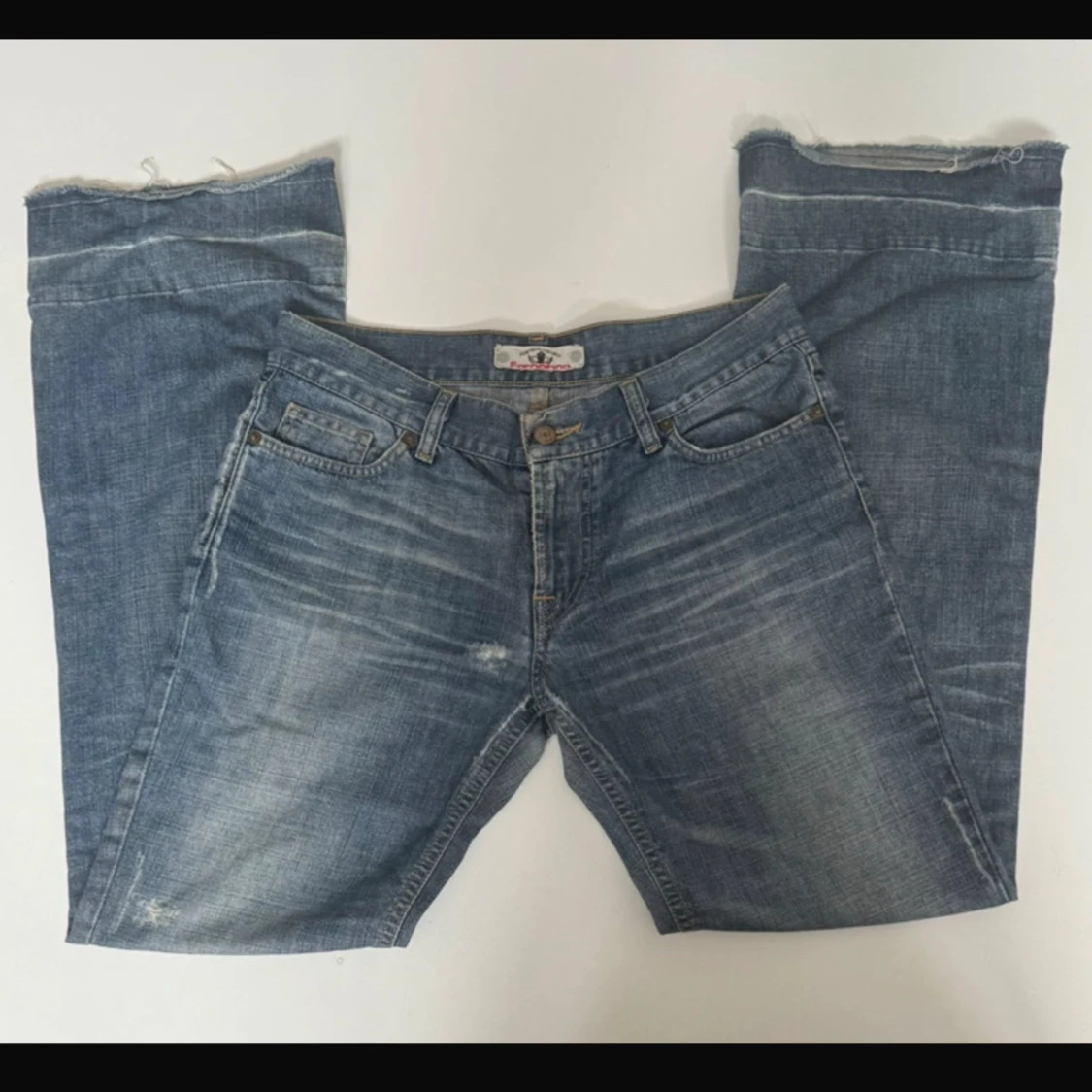 Blå jeans från Fornarina med råa kanter