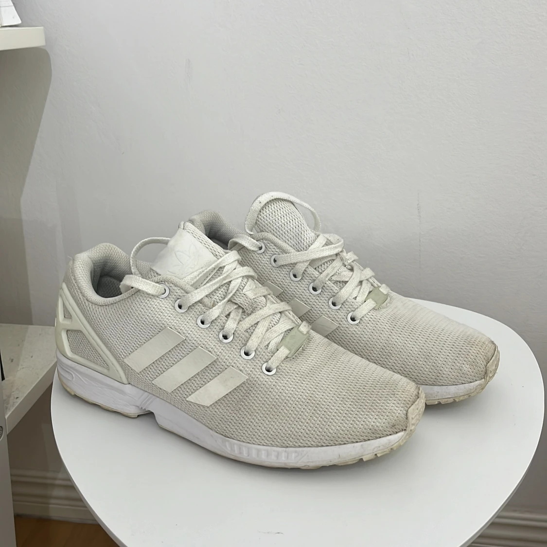 Vita Adidas sneakers med mesh