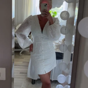 Klänning  - Liknar lite den från adoore, endast använd 1 gång 