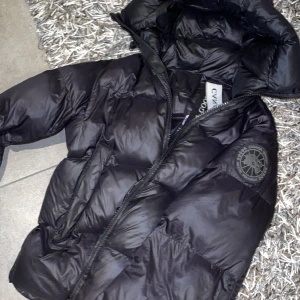 Svart Black label Canada Ghoose - Svart Black label Canada Ghoose som är perfekt inför vintern. Riktigt fet och passar S-M. Skriv om mer info!!