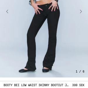 Svarta low waist bootcut jeans - Säljer ett par svarta jeans med låg midja och bootcut ben. Passar bra på mig i längden som är 163cm. Slutsålda i dom flesta storlekar på hemsidan. Använda få gånger. Pris diskuteras vid snabb affär 