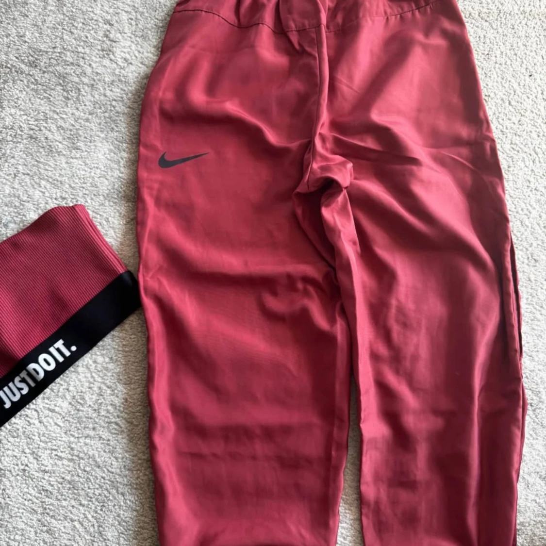 Vinröd Nike två set  - 2