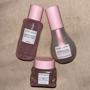 Glow Recipe Watermelon Glow set - Glow Recipe Watermelon Glow set med toner 40ml, serum 40ml och nattbehandling 20ml. Produkterna har snygga rosa och transparenta förpackningar med ljusrosa lock. Perfekt för dig som vill ha glow och återfuktad hud. Innehåller PHA, BHA och niacinamide för extra lyster. Enbart testade, (nattmasken applicerad med spatel vid test, har av hygienskäl inte tagit produkt direkt med fingrarna).💕