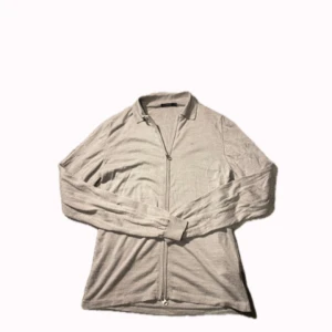 j lindeberg zip tröja - Snygg grå j Lindeberg tröja!, 8/10 skick förutom det lilla hålet på sista bilden! Går att laga men syns inte så mycket så behövs inte enligt mig