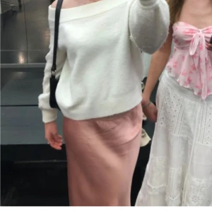 Rosa silkeskjol - Orginalpris ca 1000kr. (Jag är 169cm) materialet viskos vilket är ett silkesliknande material. Elastisk och skön med fin spets detalj i kanten. Två fläckar (se bild 3) från troligtvis dryck, vet ej om de kan tvättas bort.   One size men passar S-M.