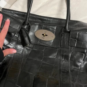 Svart Mulberry handväska i skinn - Jättefin handväska från Mulberry! Väskan har tecken på användning💖