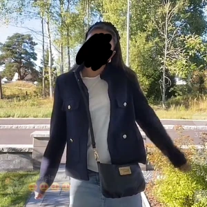 Mörkblå jacka med fickor - Snygg mörkblå jacka med klassisk krage och fyra framfickor med knappar. Jackan har en rak passform och är långärmad, perfekt för dig som gillar stilrena och tidlösa plagg. Passar till jeans och har en clean look.