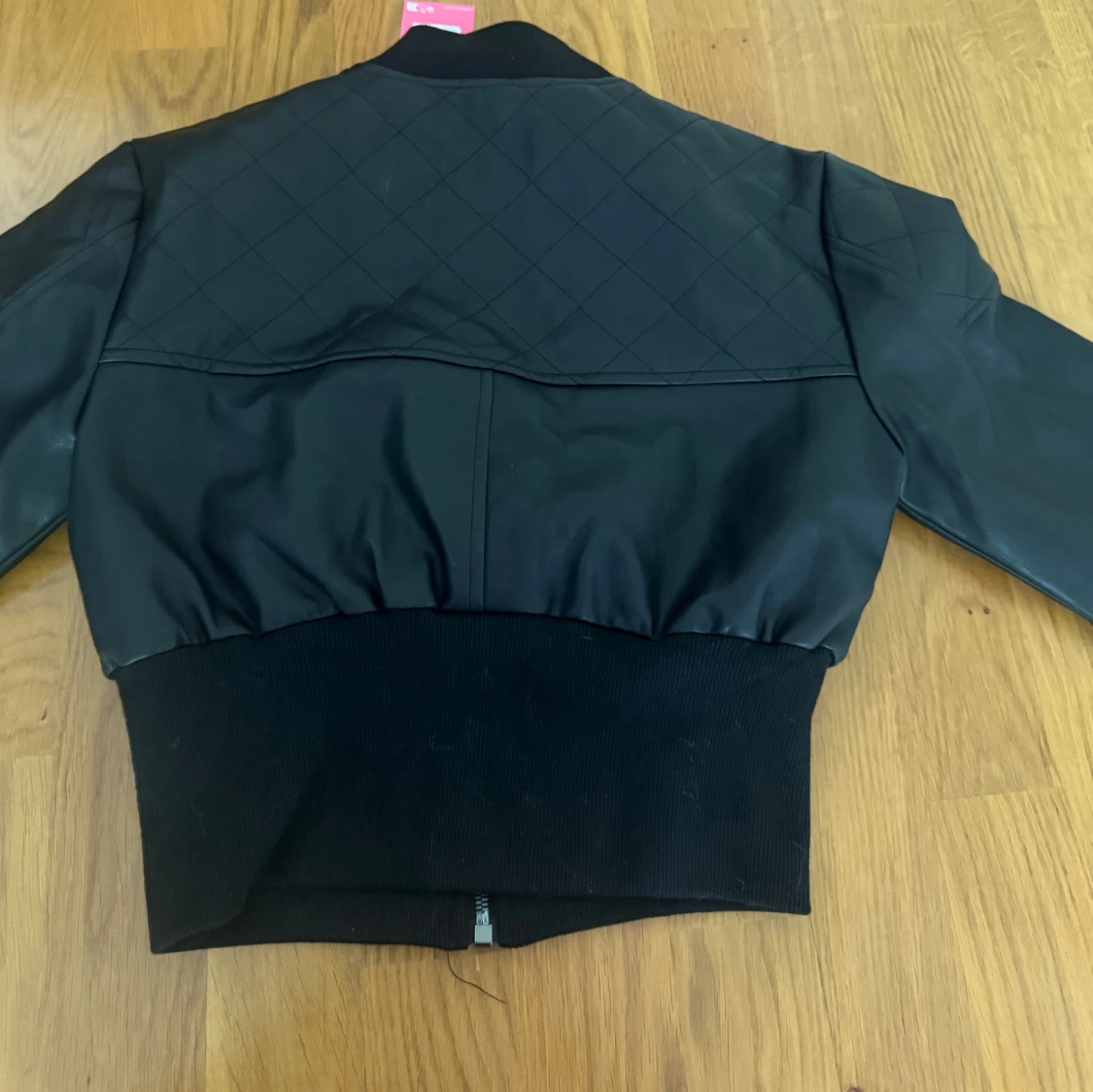 Svart croppad skinnjacka från Edikted - 4