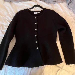 Stickad blus  - Jätte fin blus/kofta med pärlor till knappar. Köpt från Missay för ett år sedan. Använd en handfull gånger så väldigt fint skick. 🩷