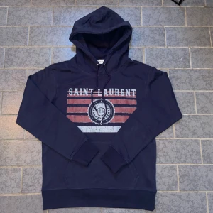 Saint Laurent hoodie - En riktigt fet mörkblå saint Laurent hoodie | storlek S | 10/10 skick helt ny | skriv vid frågor eller intresse!