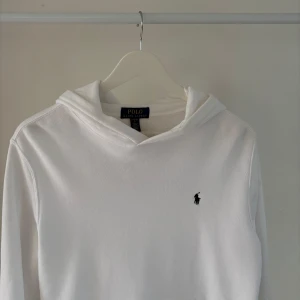 Ralph Lauren hoodie - en riktigt fräsh vit raffe hoodie med tryck på luvan || strlk 14-16y ( xs ) || passar mellan 170-178 || skick 9/10 || perfekt nu till hösten || hör gärna av er vid intresse!