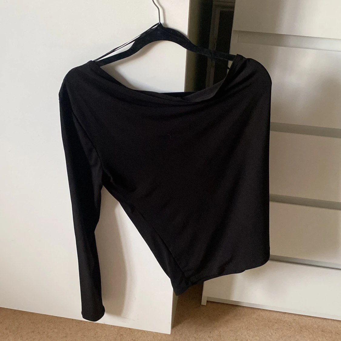 Svart asymmetrisk topp med drapering från Lindex  - 1