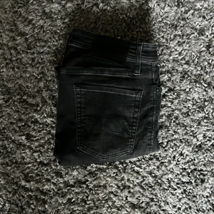Svarta Jack & Jones jeans  - Säljer nu mina jack and jones jeans då jag inte använder dom, de är i perfekt skick märks knappt att de är använda.   [Skick: 9/10] [Nypris:579:-] [Mitt pris: 299]   Hör av er vid frågor och funderingar, priset är inte hugget i sten. 