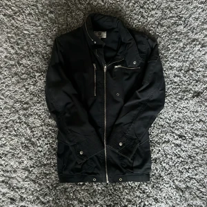 Svart Field Jacket från Tiger of Sweden - Säljer nu min riktigt sköna Tiger of Sweden field jacket då jag inte använder den längre, säljs inte längre. [Skick: 7/10] [Mitt pris: 499] Hör av er vid frågor och funderingar. Priset går att diskutera.