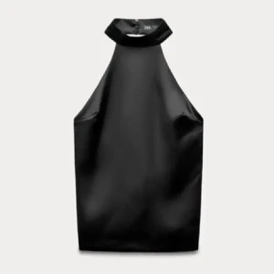 Svart halterneck topp i skinnimitation - Snygg svart halterneck topp. Toppen har hög krage och är ärmlös med en stilren, minimalistisk look. Perfekt för dig som vill sticka ut med en edgy vibe.