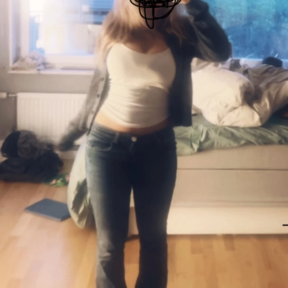 Mörkgrå kofta med knappar