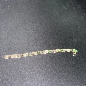  länkat armband i silver och guld - versace armband i äkta 925 silver som är guldplaterad, inga stora skador bara lite repor här och där. köpt för 1,7 men kvitto ej tillgängligt, pris kan diskuteras 