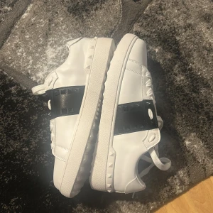 Valentino open - Hej säljer nu ett par valentino opens har inte använt dem och de är storlek 43 om du har några frågor hör av dig