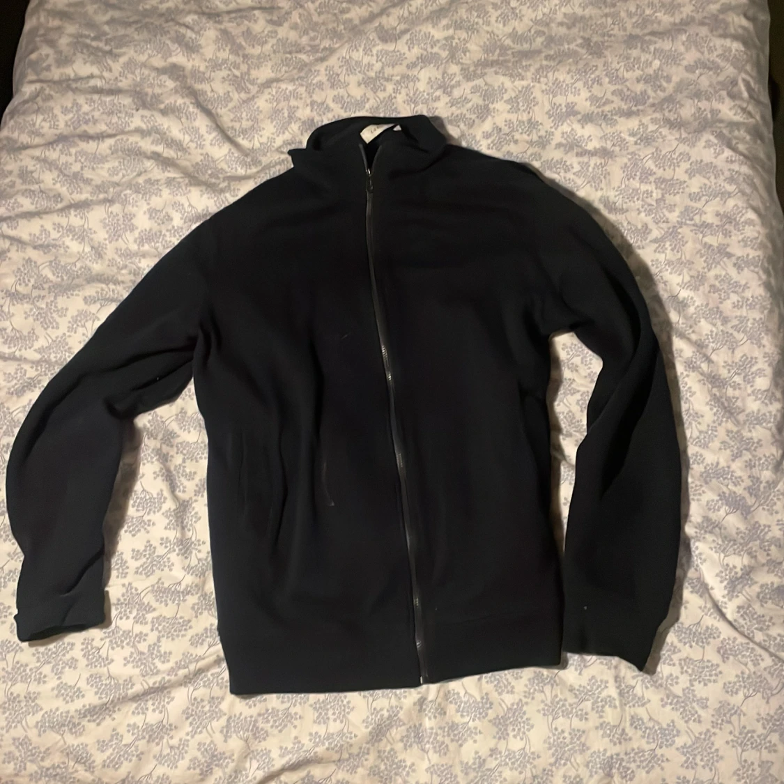 Svart zip-kofta från Cortefiel