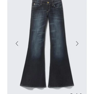 Mörkblå bootcut jeans med utsvängda ben - Snygga mörkblå weekday jeans har haft på mig dem 2 gg då dem är för korta storlek 25/30