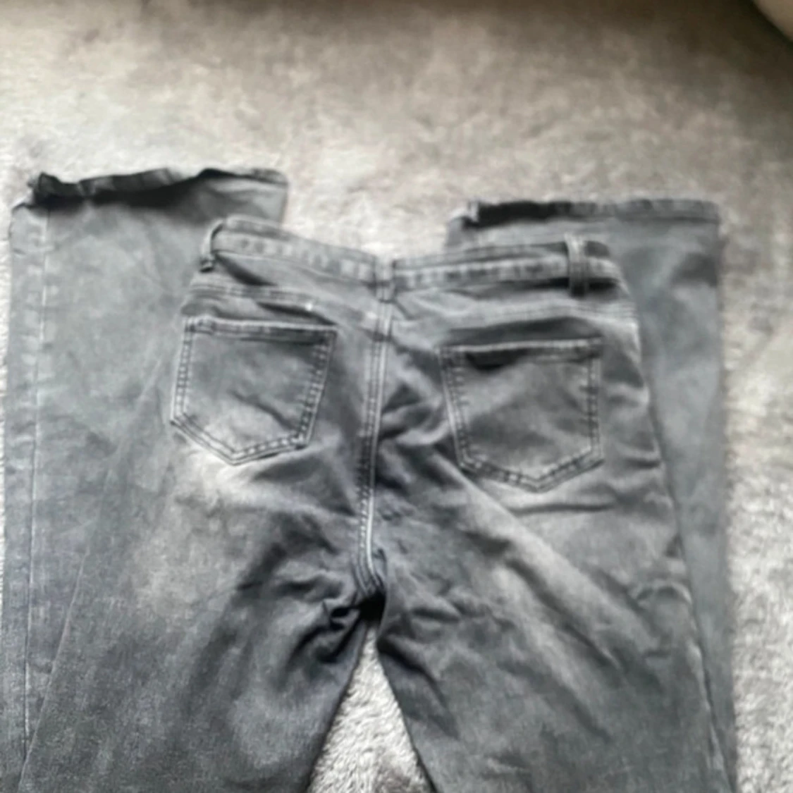 Grå jeans med råa benslut - 1