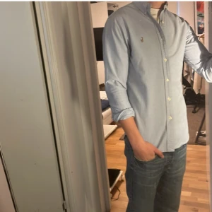 Ralph Lauren Skjorta - Tja säljer en Ralph lauren skjorta i färgen ljusblå och i storlek S. Nypris 1595 KR mitt pris 800 KR. Inga defekter som hål eller fläckar. Skriv vid frågor eller funderingar.