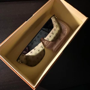 LV SOLGLASÖGON - Snygga och refelekterande solglasögon! Helt nya och oanvända. Skickar med tillbehör som box och putsduk.