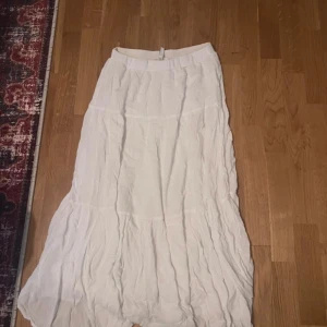 Vit långkjol från Stradivarius - Superfin vit långkjol från Stradivarius med crinklad struktur. Fint skick