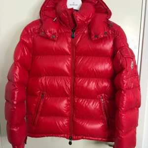 Moncler Maya Röd - Moncler Maya röd, storlek 2. Väldigt fint skick