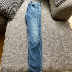 Diesel jeans  - Ett par fräscha och stilrena jeans från Diesel. Säljer dem därför dem är för små, inga defekter. 