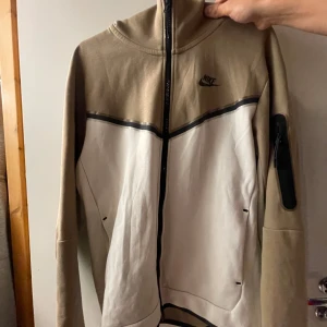 Nike tech fleece storlek s - Säljer en Nike tech fleece från Nike. Använd kanske 20 gånger men är i bra skick. Hoodien är i storlek s