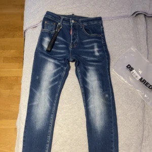  Dsquared2 jeans  - Dsquared2 jeans i färgen blå och inget fel på de inga fläckar eller något allt följer med påsen och allt annat!! Frågor hör av er i dm