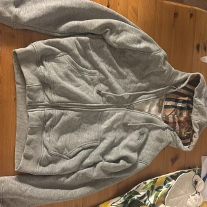 Burberry kofta - Detta är en sprillans ny grå burberry kofta! Passar jätte bra nu till hösten och vidare