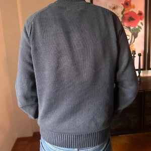 Mörkblå kofta med dragkedja och knappar - Säljer en stilren svart kofta i mycket bra skick. Den har både dragkedja och knappar framtill. Tröjan är ifrån märket less worries och är riktigt go o ha på sig och enkel att matcha med. Tycker du den e intressant är de bara o skriva! Mvh Sebastian