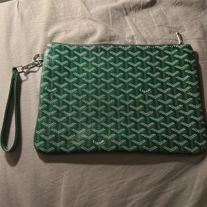 Grön datorvätska från välkänt märke - Har aldrig använt den eftersom att jag inte gillade färgen på den. Riktigt fin och stilig väska för den som vill känna sig stilig.