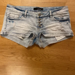 Ljusblå jeansshorts från Tally Weijl - Ljus blå shorts köpte dom från plick men var lite stora och har inte haft nån andvänding av dom. Tror de va 40 eller 42 i midjemått skriv om du har några funderingar!