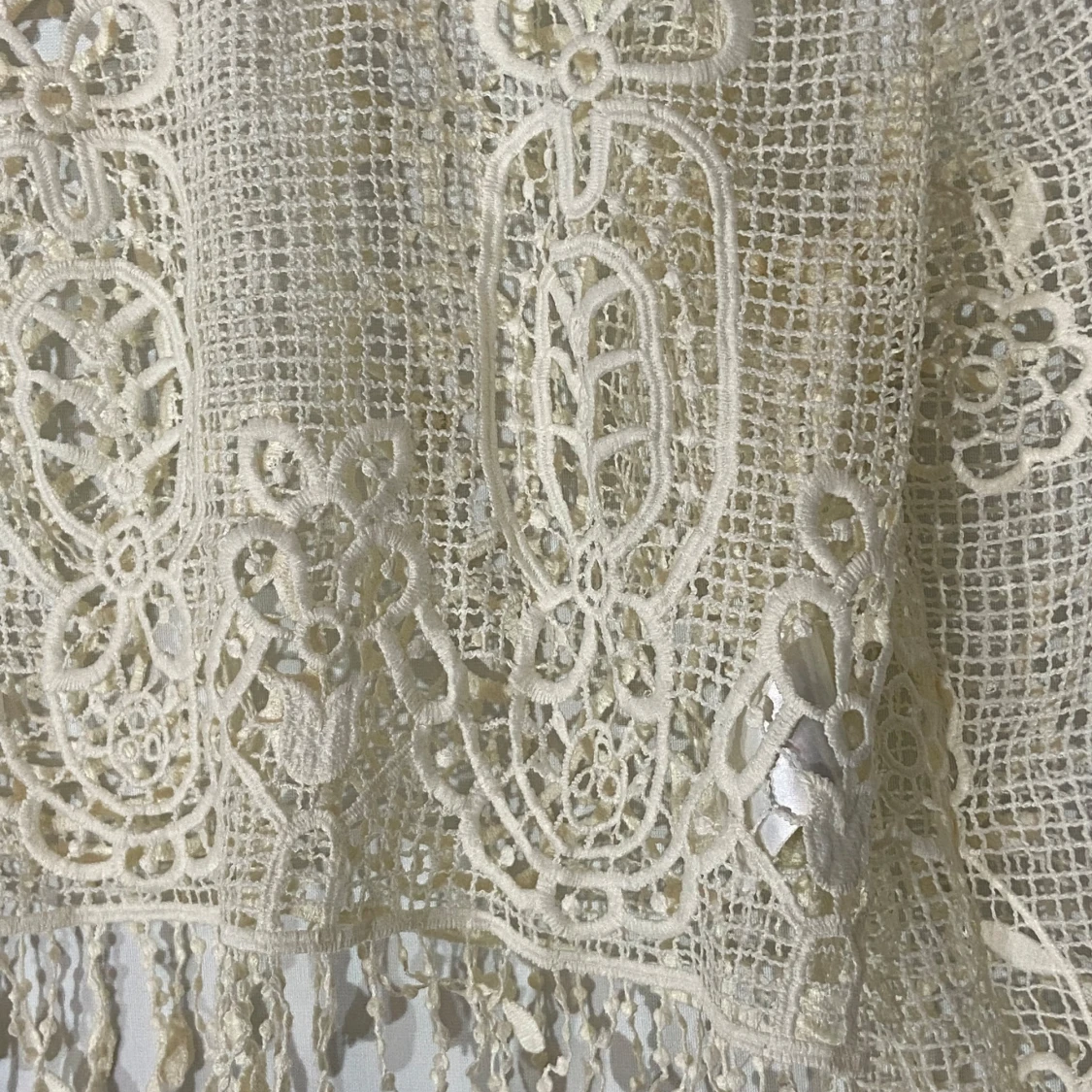 Cremvit spetsig croppad blus med fransar - 1