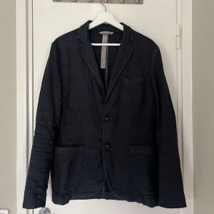 Svart kavaj i bomull - Linnekavaj från Masons i fint skick.   Införskaffad på Ströms. Nypris 4000 kr.  Storlek: 50, men liten i storleken.