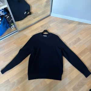 Mörkblå stickad tröja Samsøe Samsøe - Stickad tröja från samsøe samsøe. Strl L. Knappt använd