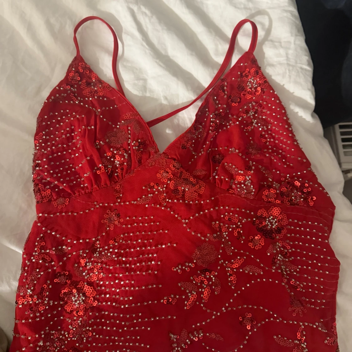 Röd paljettbeströdd linnetopp