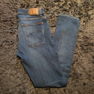 Nudie Jeans Blå - Nudie Jeans | Skick: 10/10 | Eftertraktade | Nypris: 1799 SEK | Pris: 599 SEK | Storlek: W32 L32 | Frakt: Postnord + Instabox + Bring | Skriv vid minsta fråga eller funderingar 📩 PRISET ÄR INTE FAST