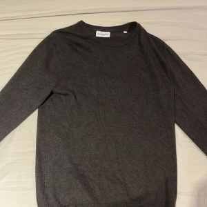 Lindbergh tröja - En riktigt fräsch tröja från lindbergh som är i princip ny förutom lite skrynklingar som man kan se på första bilden men annars som ny! Nypris ligger på 699 och denna passar både M och S!